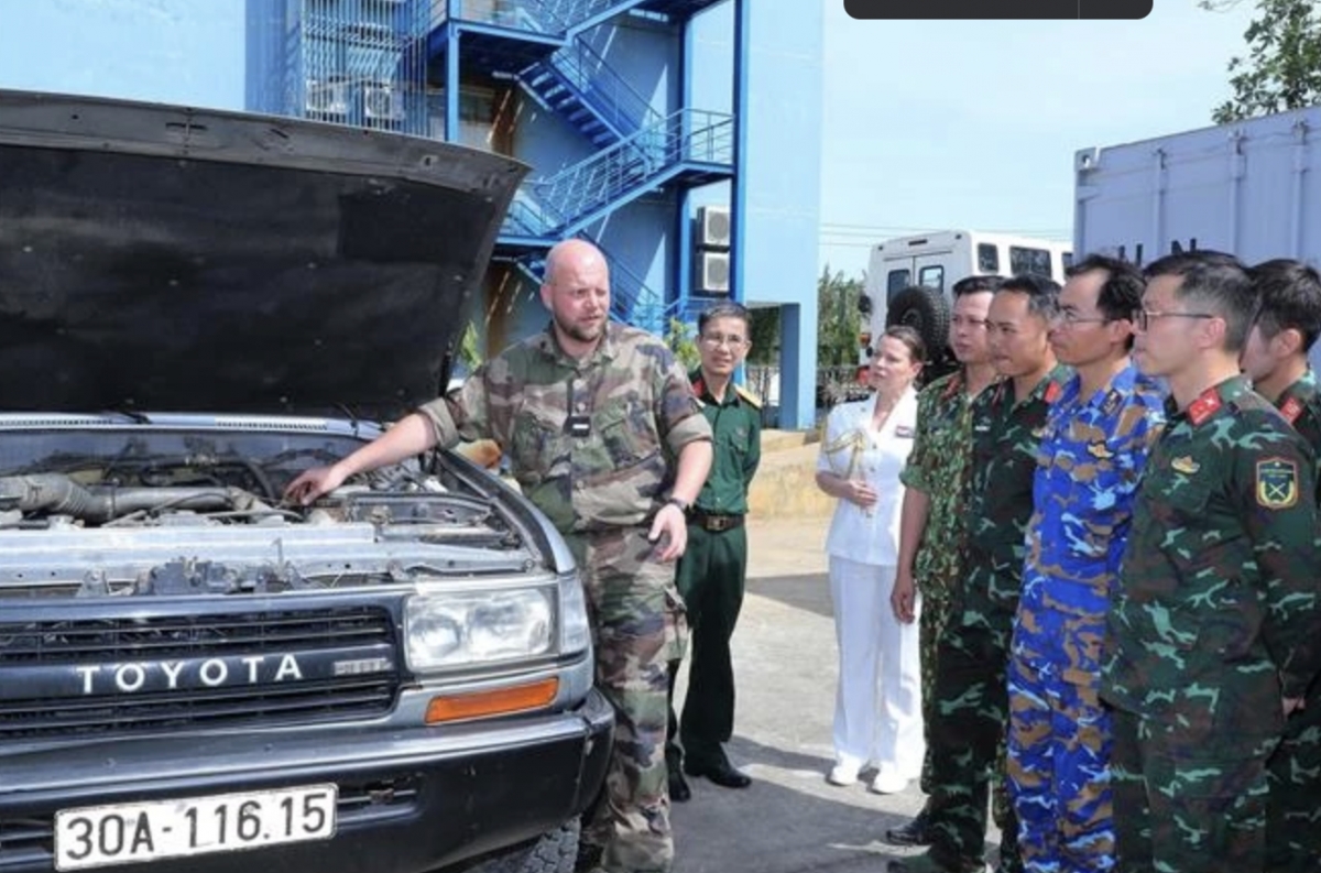 A French expert talks to Vietnamese officers about knowledge and skills in driving, towing, maintaining and servicing four-wheel-drive off-road vehicles. (Photo: VNA)