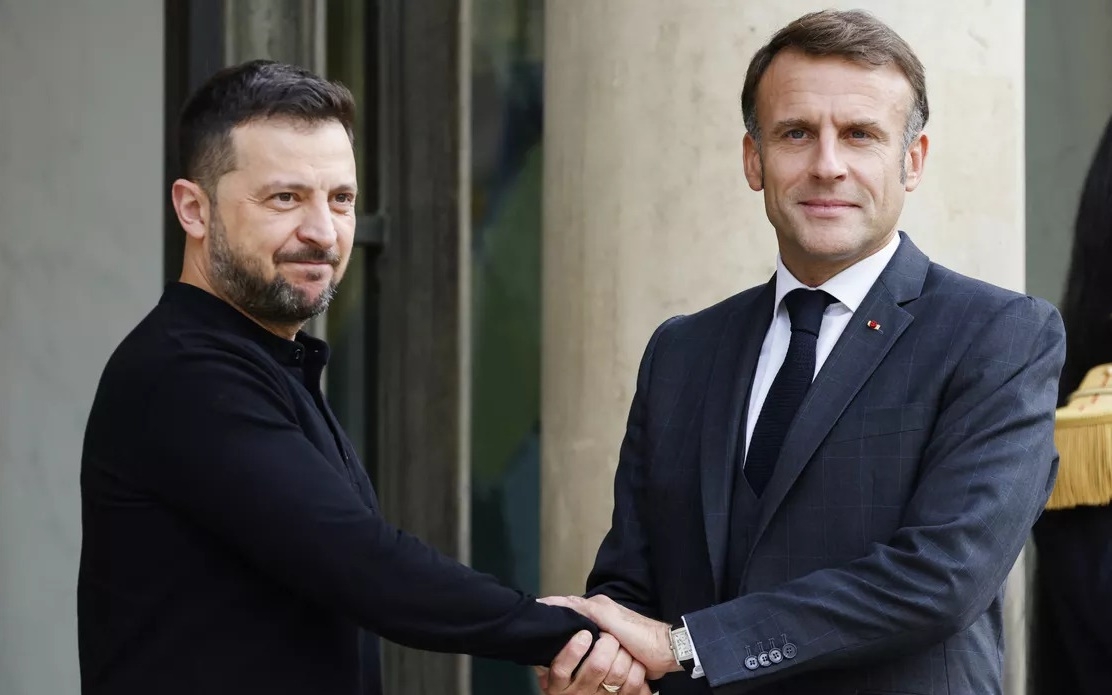 Tổng thống Ukraine Zelensky (trái) và người đồng cấp Pháp Macron. Ảnh: Le Figaro.