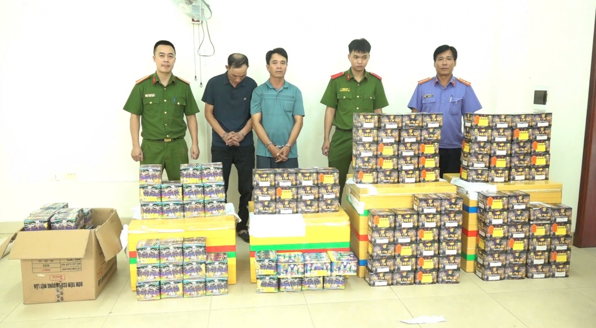 3 đối tượng cầm đầu đường dây mua bán, tàng trữ pháo nổ từ nước ngoài về Nghệ An cùng tang vật số pháo bị thu giữ