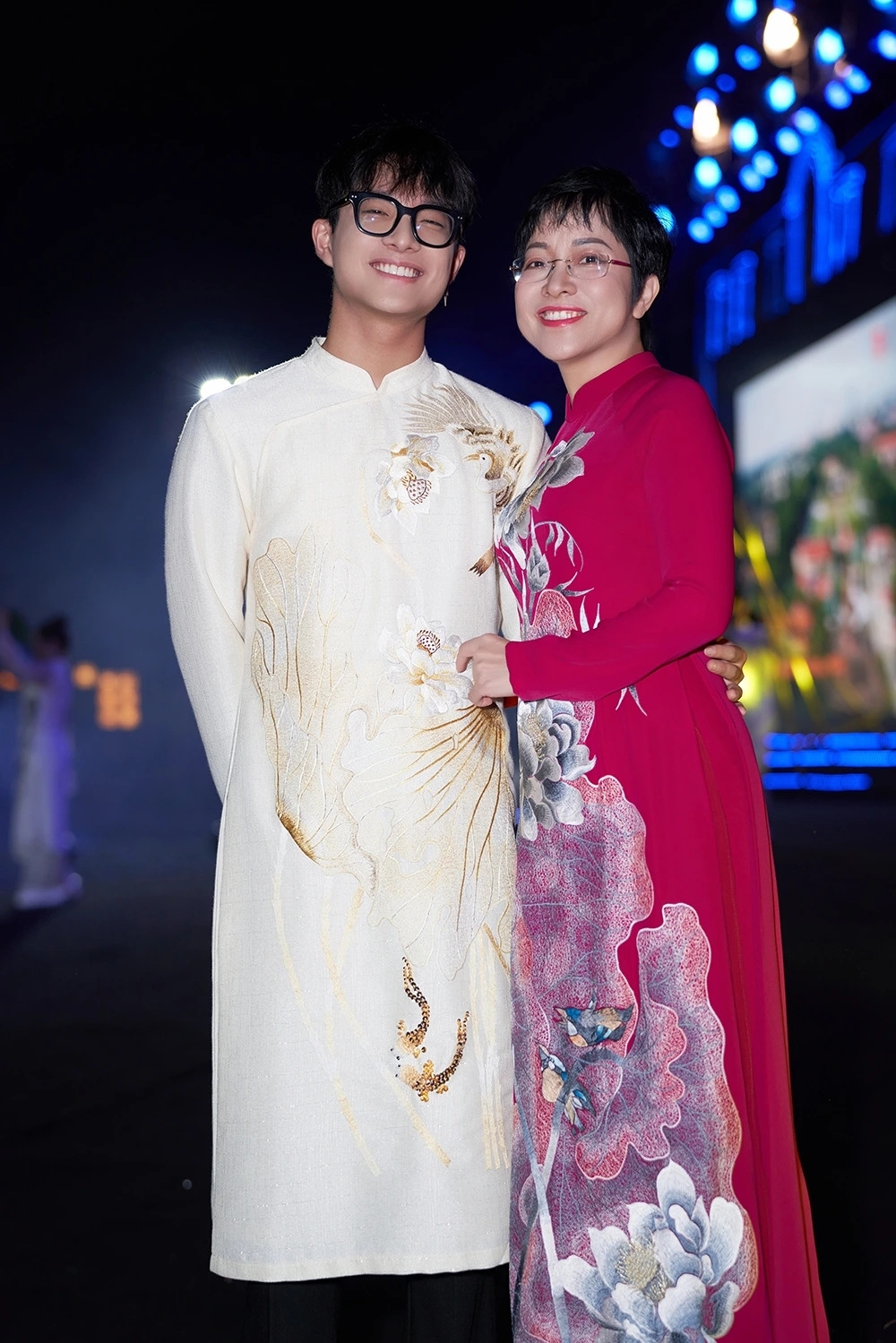 MC Thảo Vân và con trai Gia Bảo đồng hành trên sàn diễn thời trang. Từ một cậu bé cỏn con nằm lọt thỏm trong vòng tay mẹ, bây giờ con trai đã là “đồng nghiệp” với Thảo Vân trên sân khấu.