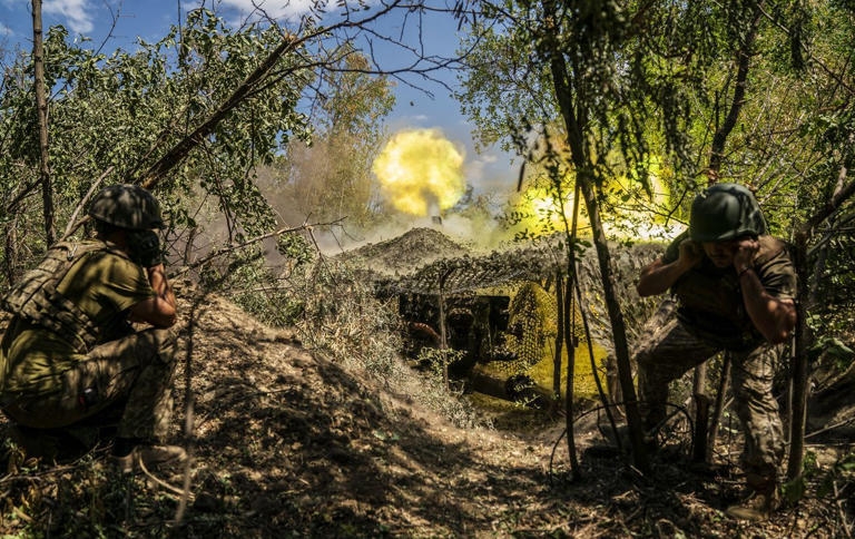 Binh sỹ Ukraine nã pháo vào cứ điểm Nga. Ảnh: Getty