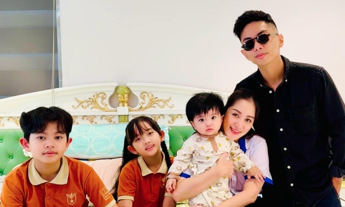 Khánh Thi đăng ảnh cả nhà điểm danh lúc 7h sáng trước khi các con đi học và bố mẹ đi làm. (Nguồn: FBNV)