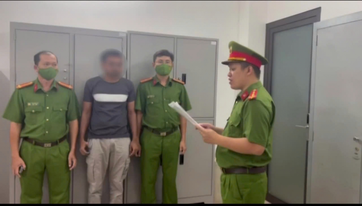 Ông P.S.H vận chuyển trái phép hơn 700 viên kim cương tự nhiên và nhân tạo qua sân bay Tân Sơn Nhất. (Ảnh: CACC)