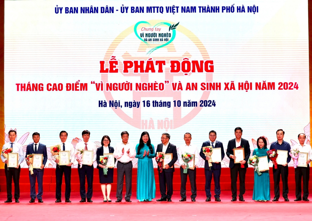Chủ tịch Ủy ban MTTQ Việt Nam thành phố Nguyễn Lan Hương, Phó Chủ tịch UBND thành phố Dương Đức Tuấn tiếp nhận ủng hộ và trao thư cảm ơn cho các đơn vị (Ảnh: Hànộimới)