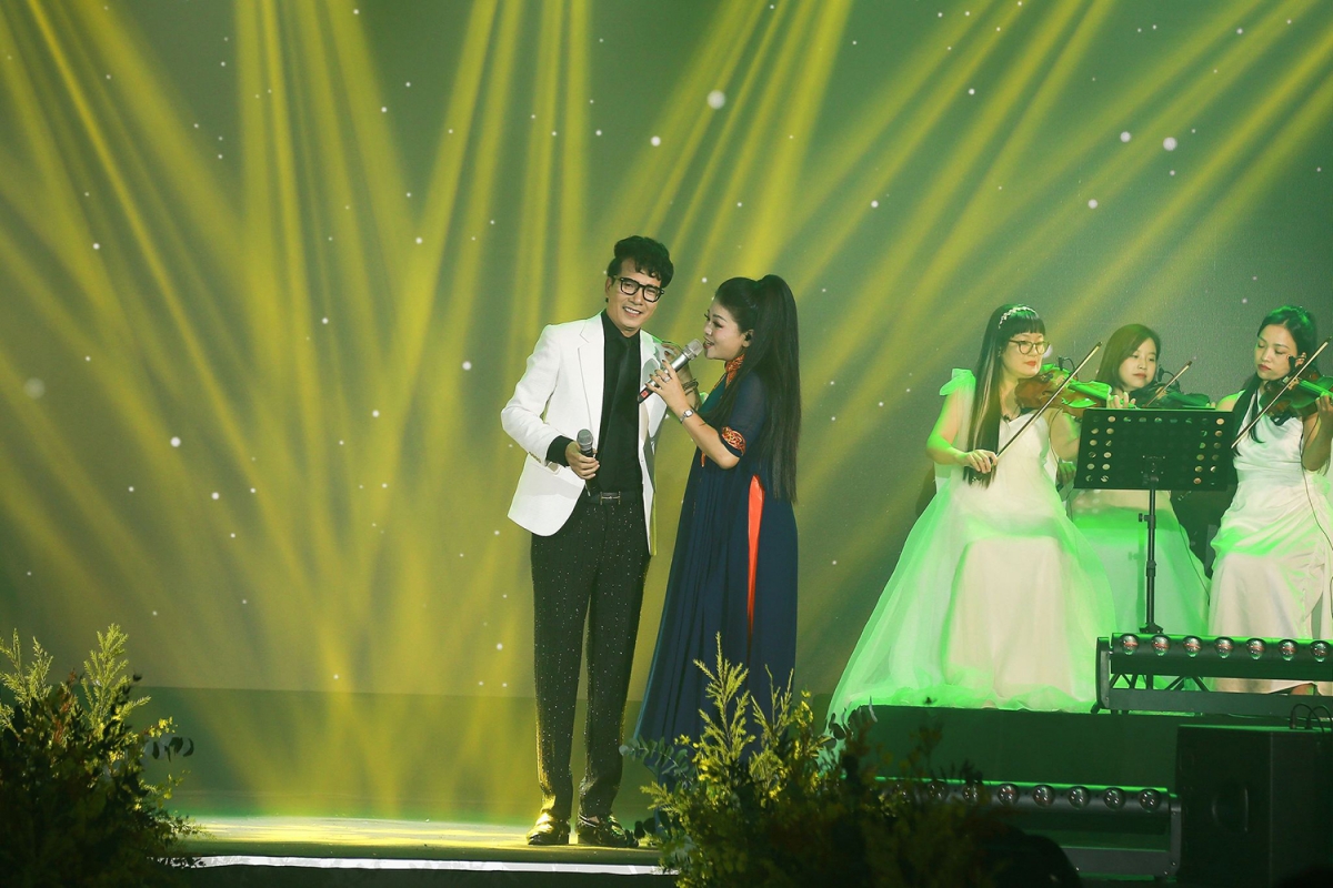 Tiết mục song ca "Tình ca trên lúa" của Anh Thơ và Hồ Quang 8 cũng rất ngọt ngào và dành được sự yêu thích của khán giả xứ Thanh. 