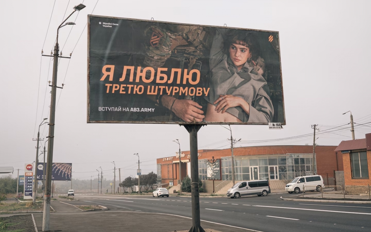 Áp phích quảng cáo tuyển quân trên đường phố Ukraine. Áp phích cũng sử dụng hình ảnh phụ nữ trẻ đẹp. Ảnh: Washington Post.