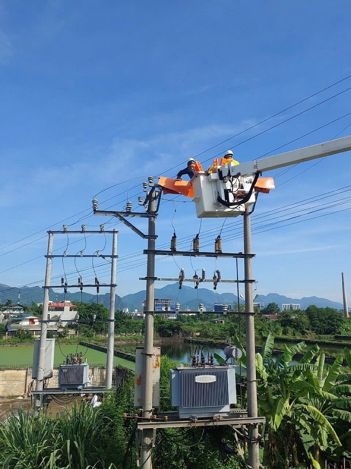 Khắc phục sự cố lưới điện sau bão số 3.