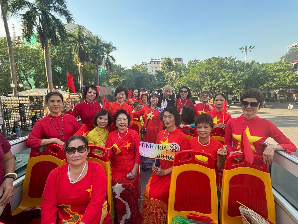 Bà Phạm Thị Kim Liên, phường Hàng Bồ, quận Hoàn Kiếm cùng các chị em phụ nữ Hà Nội trong trang phục áo dài truyền thống tham gia City bus “Tinh hoa áo dài” 2024