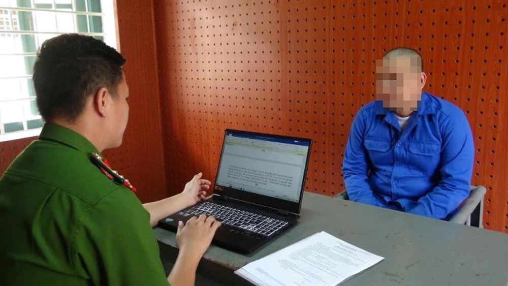 Đối tượng Muhama Kuba đang làm việc với công an (ảnh: CA)