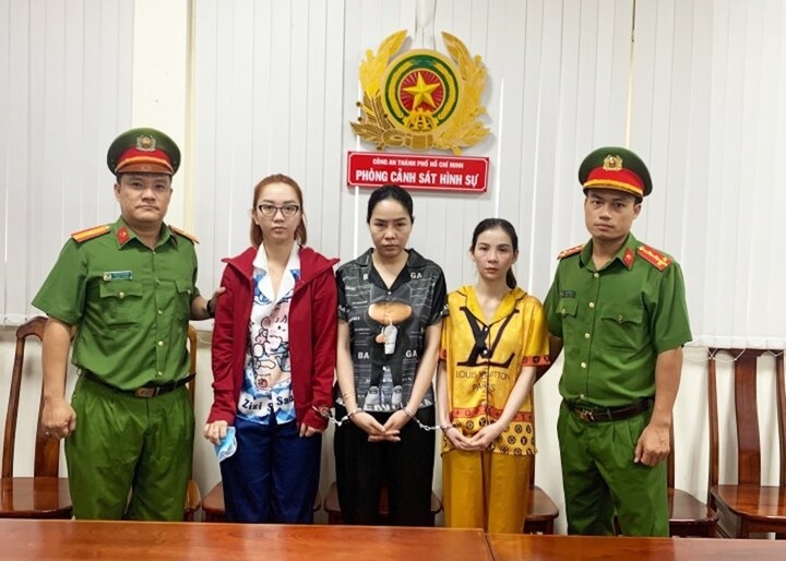 Cuối tháng 7/2023, Công an TP.HCM bắt 3 "má mì" là quản lý nhà hàng nhưng thực hiện hành vi tổ chức cho tiếp viên nữ bán dâm. (Ảnh: CACC)
