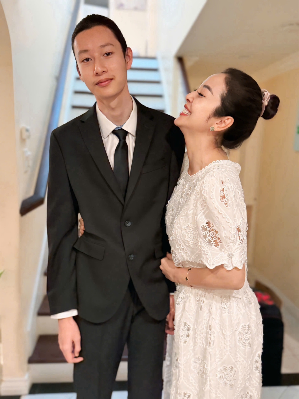 Sao Việt 8/10: Hoa hậu Jennifer Phạm tiết lộ cô và ông xã đang có chuyến thăm nhà ngoại tại Mỹ để đồng hành với con trai Bảo Nam trong một sự kiện quan trọng của tuổi học trò. Lần đầu dự dạ tiệc ở trường, chàng trai 16 tuổi được mẹ sắm sửa, lên đồ như quý ông.