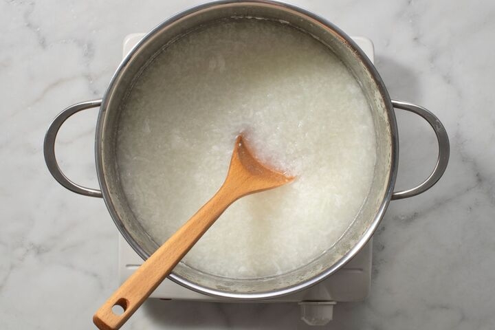 Khi cháo sôi, bạn cần để lửa liu riu để chống trào. (Ảnh: The Spure Eats)