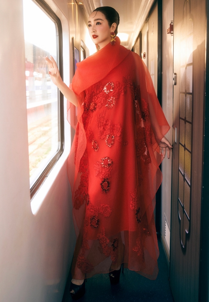 Hoa hậu Đền Hùng Giáng My khoe làn da trắng, nhan sắc không tuổi trong các thiết kế mang hơi hướng cổ điển.