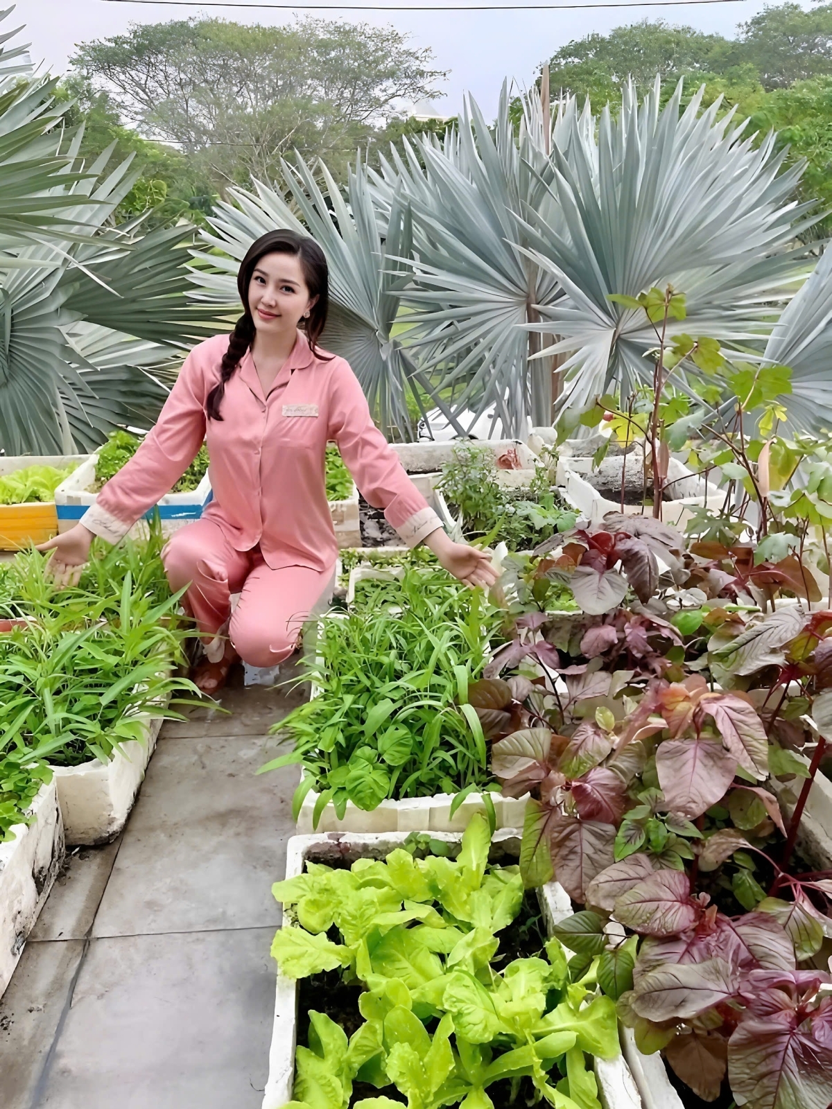 Ca sĩ Bảo Thy cải tạo một góc sân phía trước căn biệt thự để trồng cây ăn trái, rau xanh làm chỗ vui chơi và đổi bữa cho con trai.