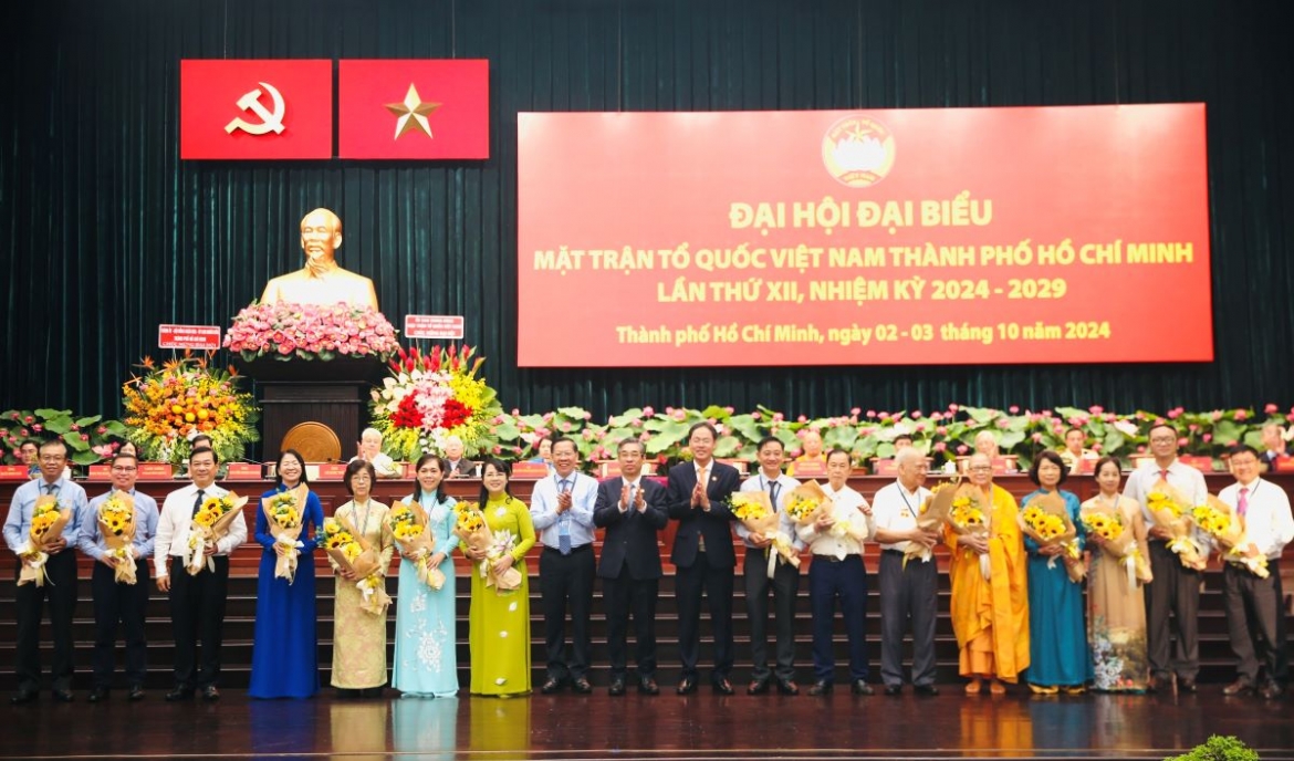 Lãnh đạo UBND TP.HCM tặng hoa chúc mừng các đại biểu dự đại hội (ảnh: V.H)