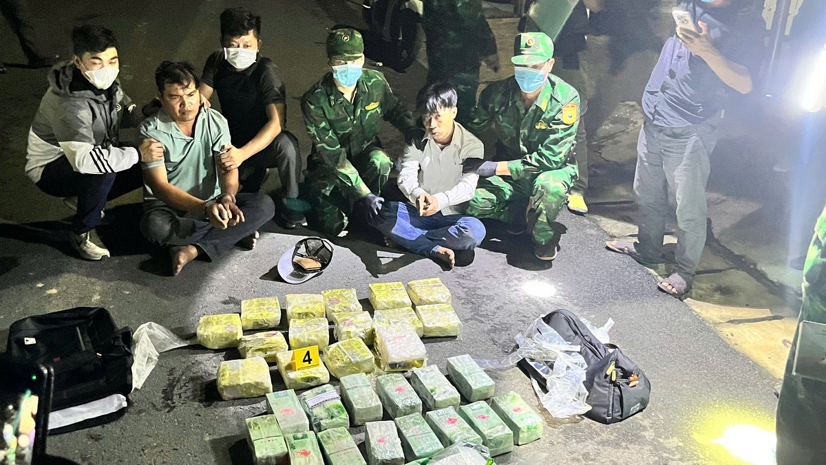 Trần Văn Sướng và Lý Minh Thương bị các lực lượng phối hợp bắt giữ cùng tang vật 30kg ma túy (ảnh Lê Quân)