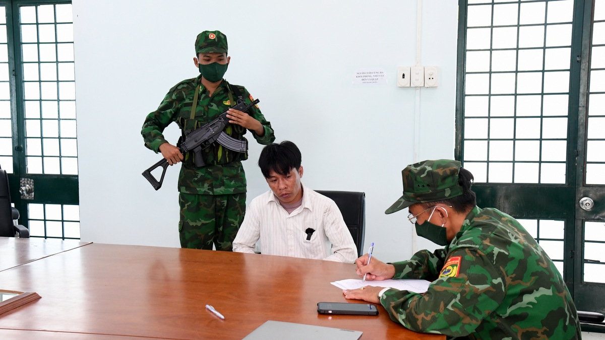 Trần Văn Sướng khai nhận quá trình vận chuyển ma túy qua biên giới (ảnh Lê Quân)