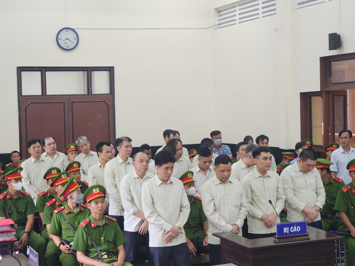 Các bị cáo trong vụ án "làm giả giấy tờ mua bán xe mô tô 2 bánh" có liên đới nhiều cán bộ là người đứng đầu, cấp phó của người đứng đầu phải bị xử lý kỷ luật.