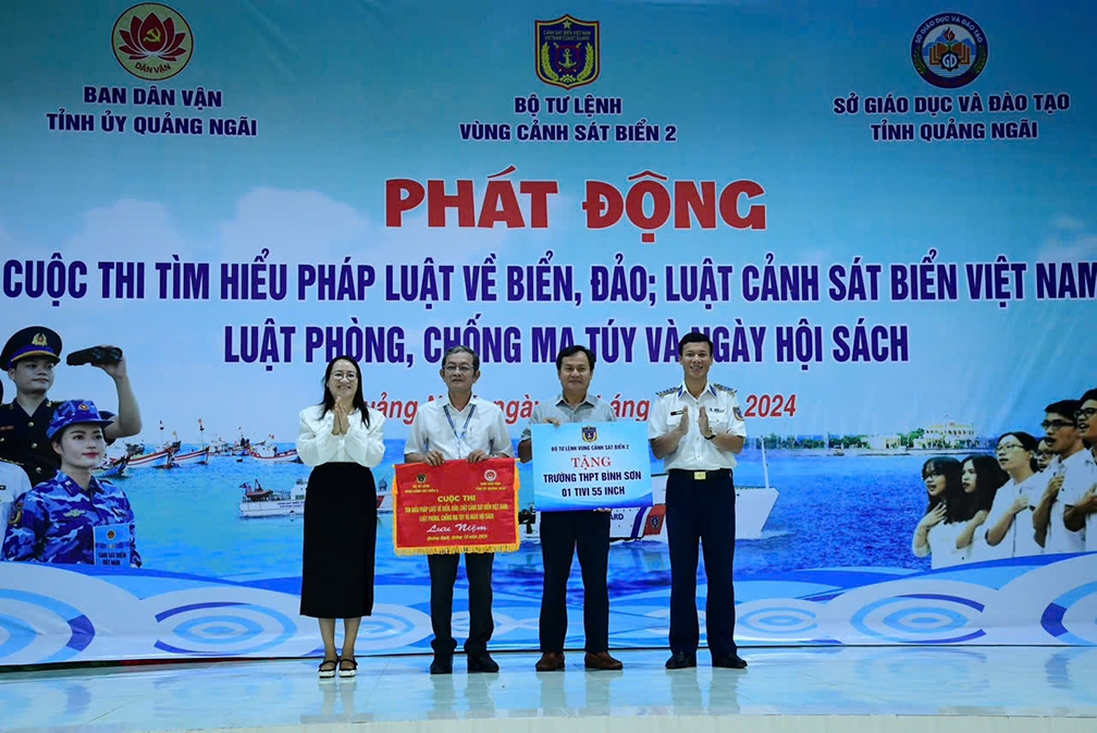 Các đại biểu tặng quà cho Trường THPT Bình Sơn