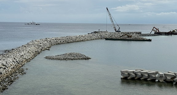 Công trình đê chắn sóng cảng Bến Đình, huyện Lý Sơn
