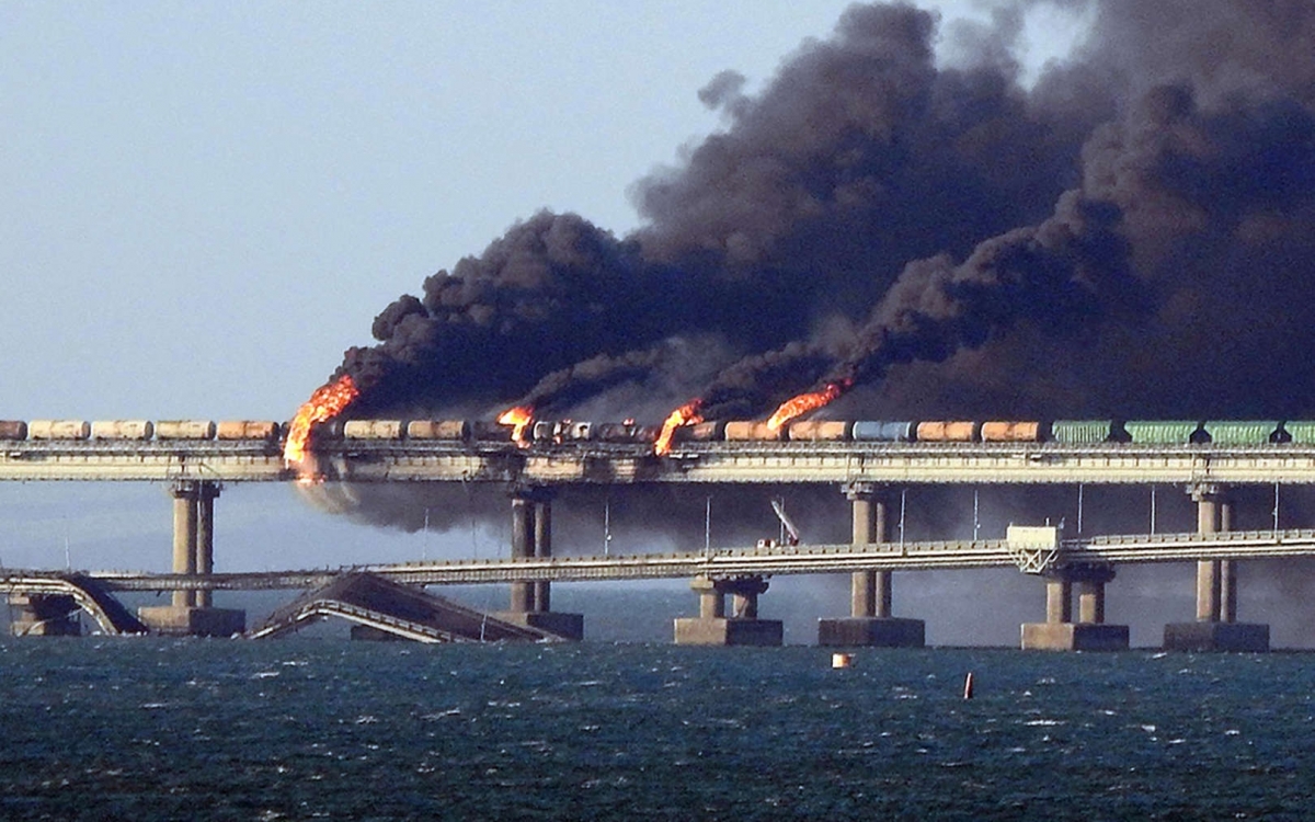 Cầu Kerch tại Crimea bị phía Ukraine tấn công vào tháng 10/2023. Ảnh: Getty.