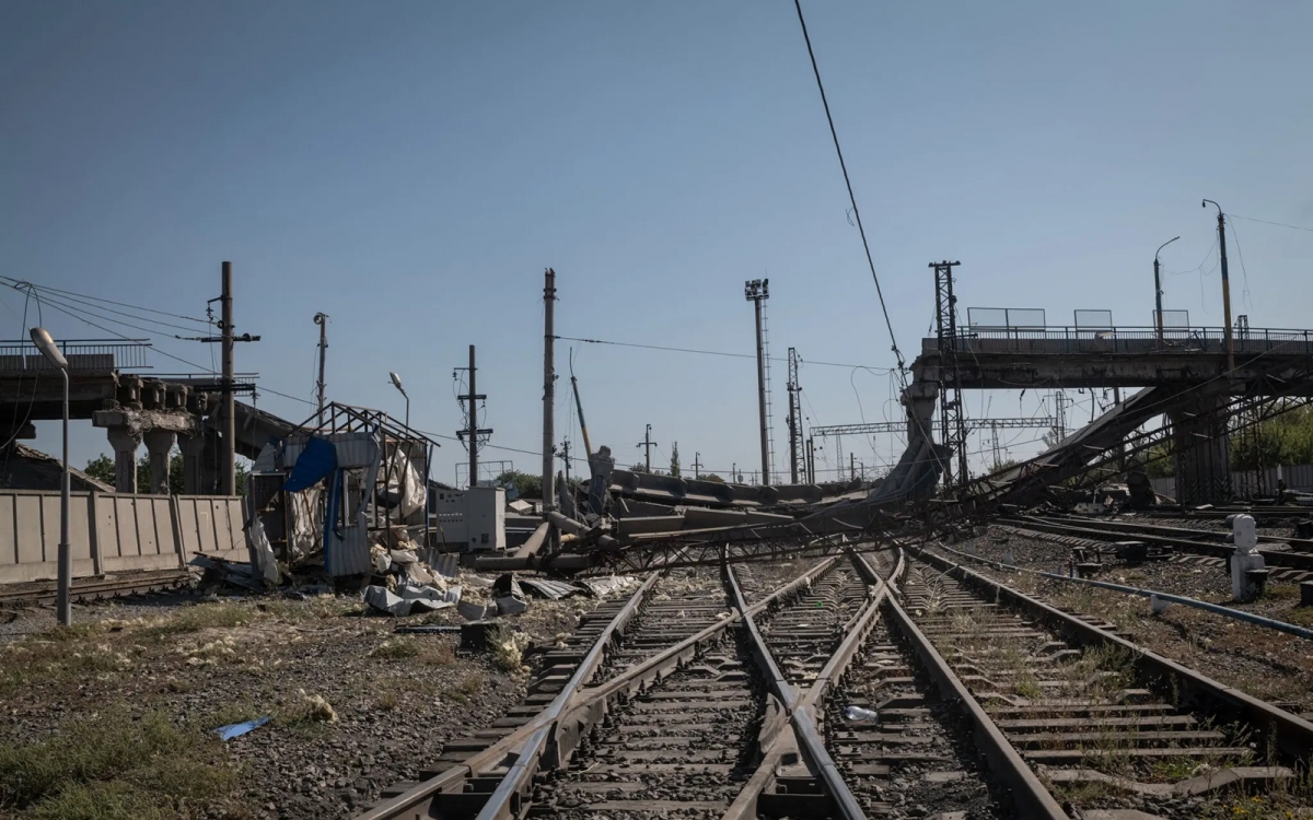 Cây cầu vượt tuyến đường sắt ở thị trấn Pokrovsk (Ukraine) bị Nga tập kích phá hủy. Ảnh: Nytimes.