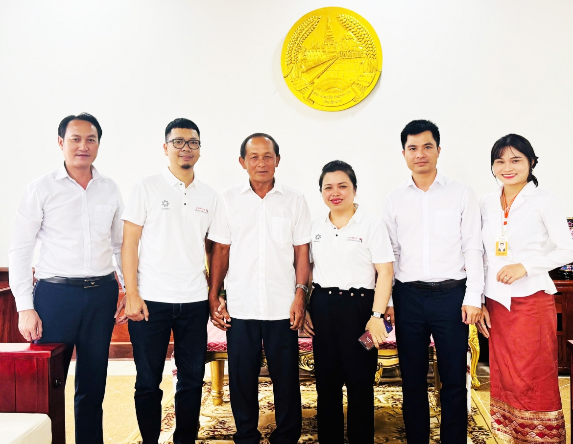 Đồng chí Khamkhan Chanthavisouk, Ủy viên Trung ương Đảng Nhân dân Cách mạng Lào, Bí thư, Tỉnh trưởng tỉnh Luang Prabang ( đứng thứ 4 từ bên phải) chụp ảnh lưu niệm cùng Đoàn đại biểu Ban tổ chức giải Viettel Marathon chặng Lào.