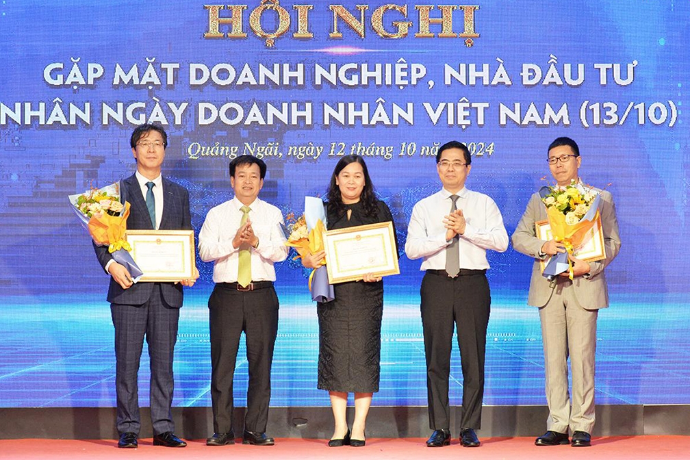 Lãnh đạo tỉnh Quảng Ngãi tặng Bằng khen cho 3 doanh nghiệp vì có thành tích xuất sắc trong hoạt động thu hút đầu tư nước ngoài.
