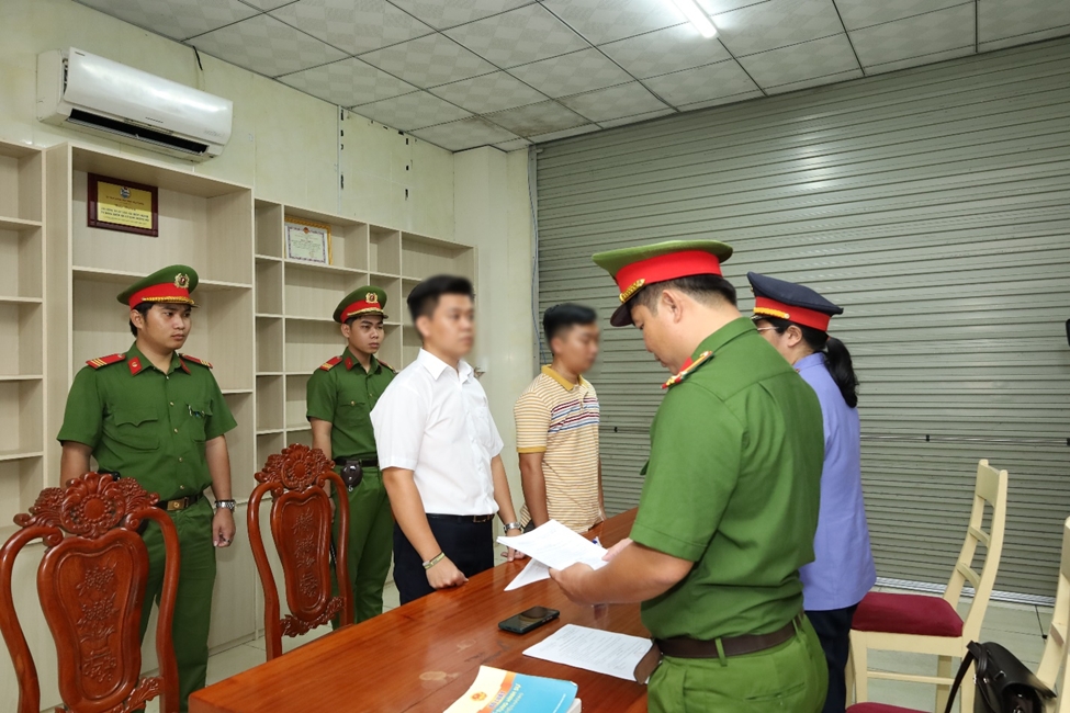 Cơ quan Cảnh sát điều tra Công an tỉnh Hậu Giang tống đạt quyết định khởi tố bị can đối với Ngô Thành Lợi và Lý Thanh Thiện. (Ảnh Công an Hậu Giang)