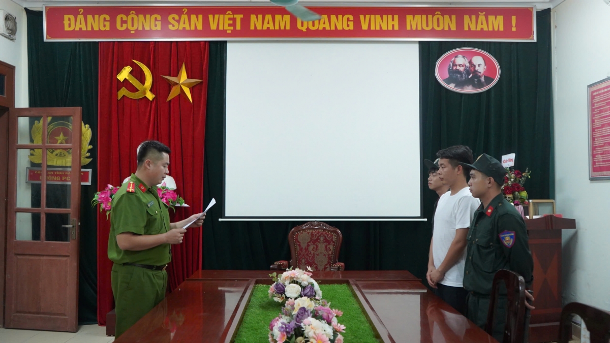 Cơ quan Công an thi hành lệnh tạm giữ đối với Nguyễn Văn Hậu và Nguyễn Tiến Nam