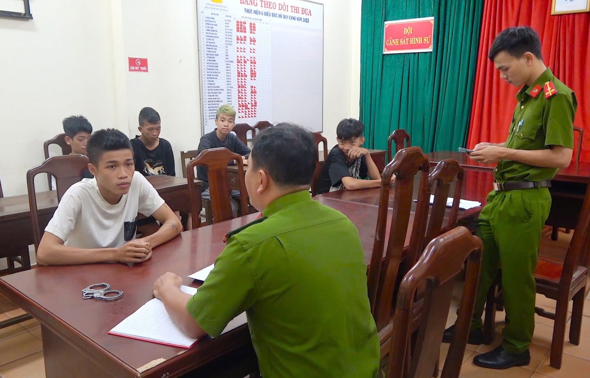 Công an lấy lời khai của các thanh, thiếu niên