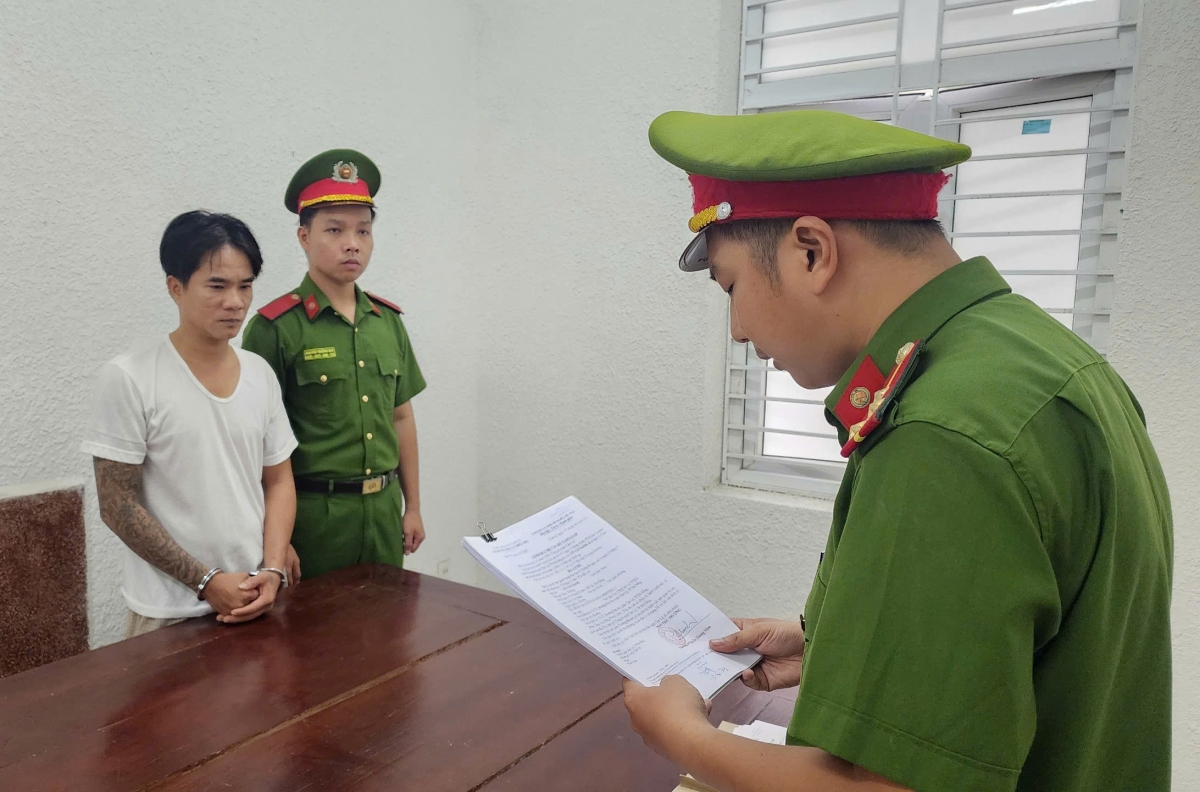 Công an quận Cẩm Lệ tống đạt các quyết định khởi tố vụ án, bắt tạm giam 2 đối tượng để điều tra.