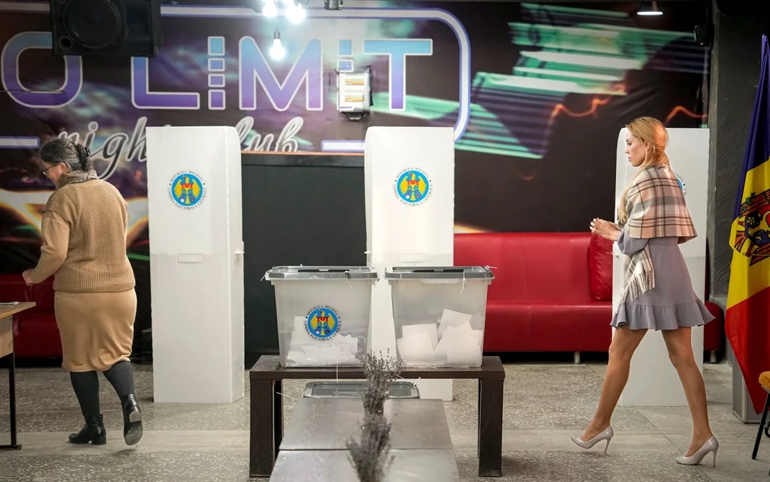 Cử tri Moldova bỏ phiếu trong cuộc bầu cử tổng thống và trưng cầu dân ý của nước này hôm 20/10/2024. Ảnh: CNN.