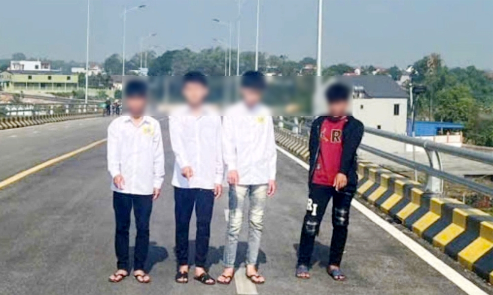 Nhóm thanh niên tại hiện trường vụ chặt xe, cướp BKS xe mô tô trên cầu Hòa Sơn