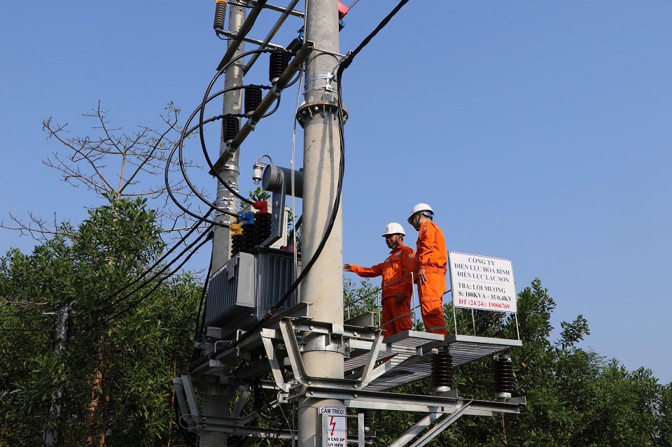 Điện lựcVĩnh Phúc đo camera nhiệt khi thiết bị đang vận hành.