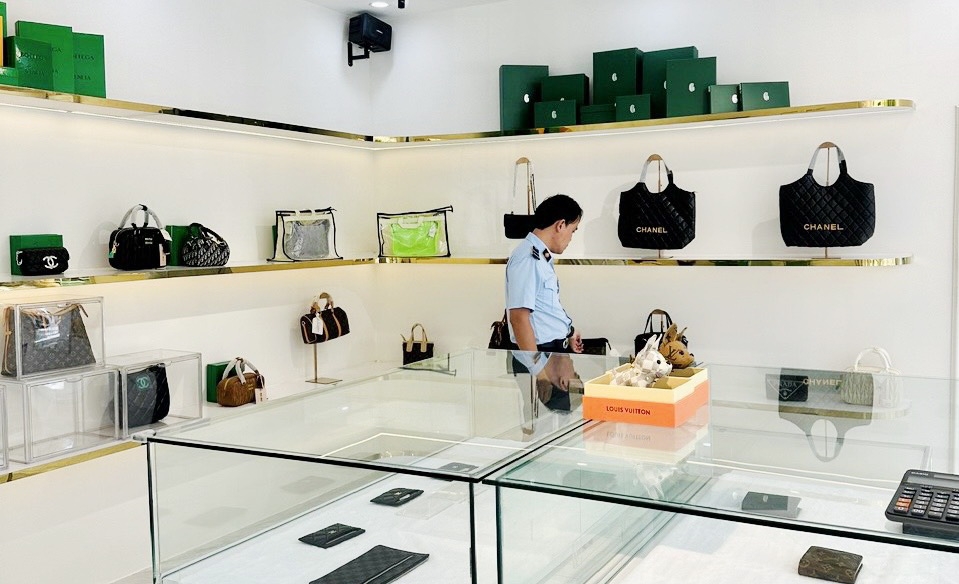 Địa điểm kinh doanh trưng bày để bán hàng hóa giả mạo nhãn hiệu trên địa bàn quận Sơn Trà, thành phố Đà Nẵng. (Ảnh: Cục Quản lý thị trường TP Đà Nẵng)