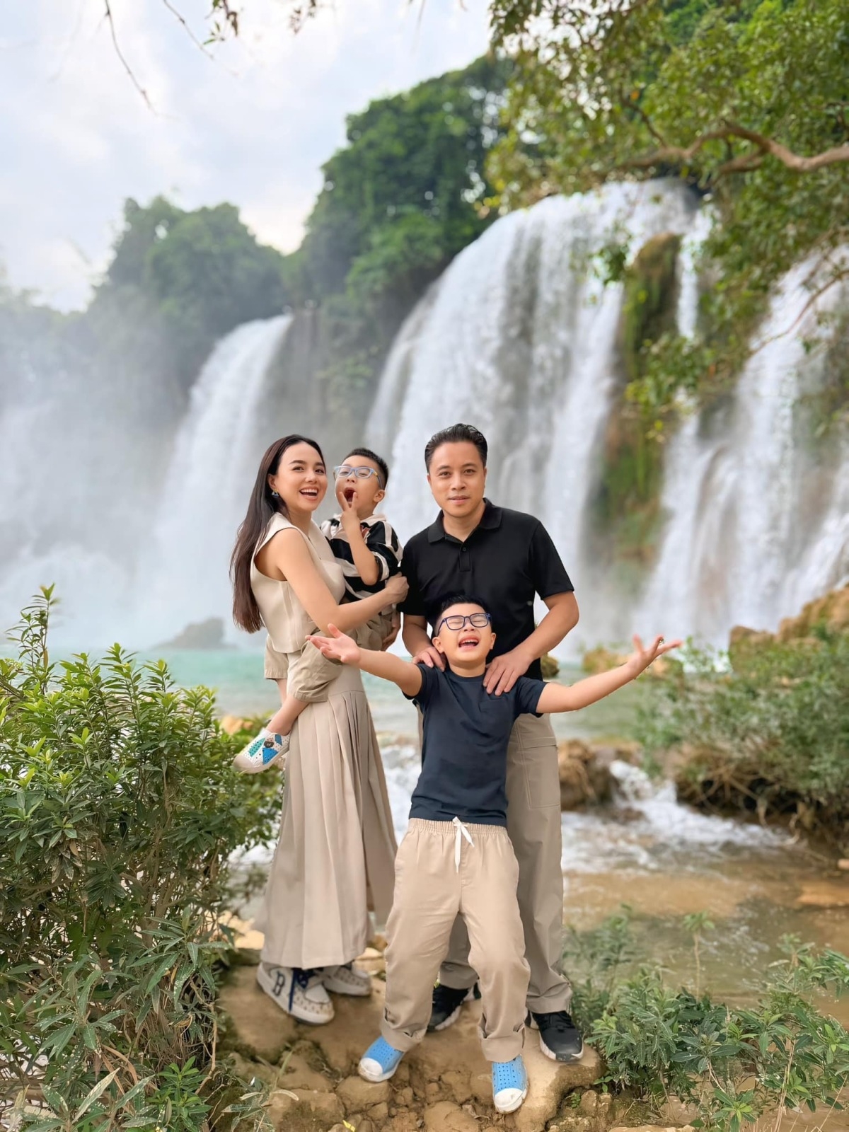 Vợ chồng Victor Vũ - Đinh Ngọc Diệp đưa hai con trai đồng hành trong chuyến quay phim 'Thám tử Kiên' ở miền núi phía Bắc những ngày đầu tháng 10.