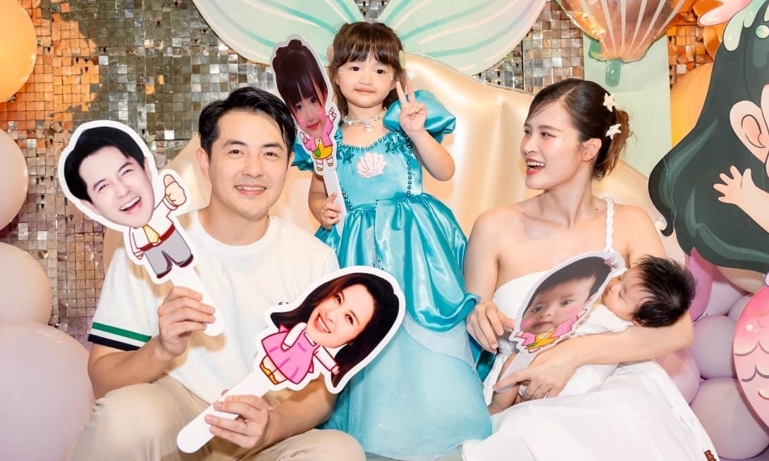 Sao Việt 28/10: Vợ chồng Đông Nhi - Ông Cao Thắng trang hoàng không gian theo chủ đề cổ tích, cho con gái lên 4 tuổi diện đồ công chúa và nàng tiên cá.
