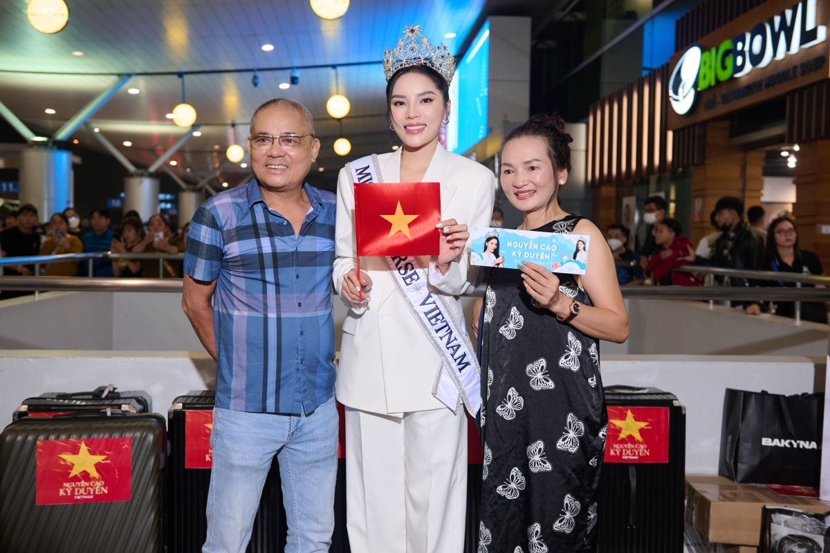 Bố mẹ Kỳ Duyên có mặt tại sân bay Tân Sơn Nhất tiễn con gái tới Mexico thi Miss Universe. Kỳ Duyên cho biết phấn chấn tinh thần khi có người thân bên cạnh trước khi lên máy bay. Cô hứa với bố mẹ sẽ nỗ lực hết mình trong cuộc thi.