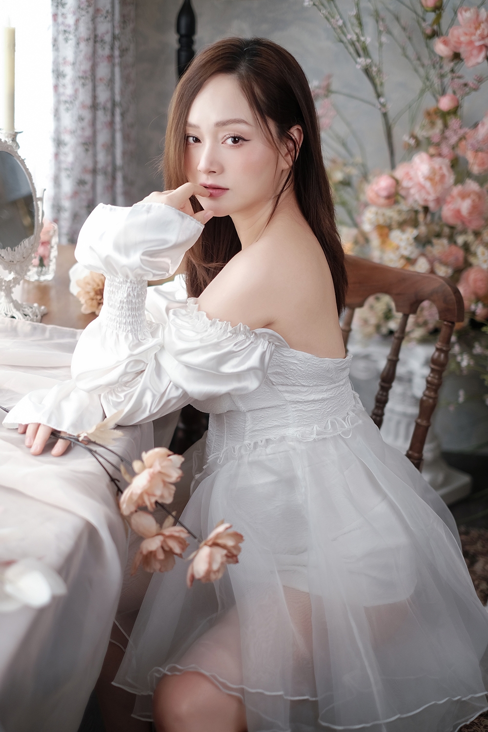 Trong các chuyến đi chơi xa, Lan Phương thường diện váy phom dáng thoải mái, vừa dễ cởi nút cho bé ti vừa có túi hai bên để đựng các đồ vật nhỏ, không phải lỉnh kỉnh quá nhiều đồ hoặc phụ thuộc vào người thân. Bên cạnh đó, sự trợ giúp nhiệt tình của chồng và người thân đi cùng cũng giúp cô tự tin hơn khi xoay sở với hai em bé mỗi lần ra ngoài.