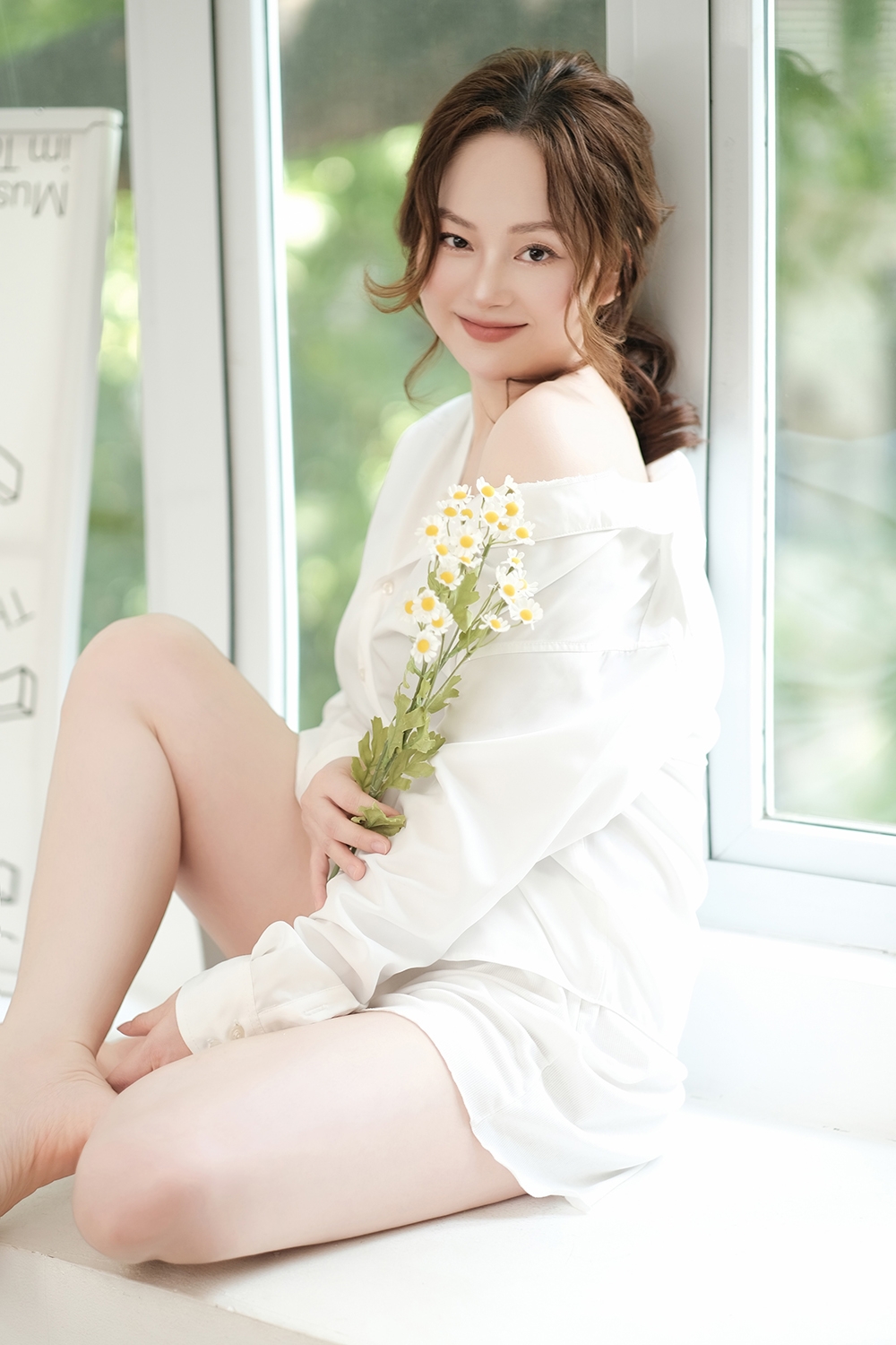 Nguồn năng lượng tươi mới đó là nguồn cảm hứng để cô thực hiện bộ ảnh với áo sơ mi và váy trắng tinh khôi, điệu đà. Thiết kế trễ vai tôn ngực đầy giúp cô khoe tối đa vòng một gợi cảm cùng vóc dáng cân đối sau khi giảm gần 20 kg so với trước khi sinh em bé thứ hai. Nữ diễn viên hoàn thiện phong cách bằng mái tóc xoăn nhẹ cùng kiểu trang điểm tự nhiên, tôn vẻ trẻ trung.