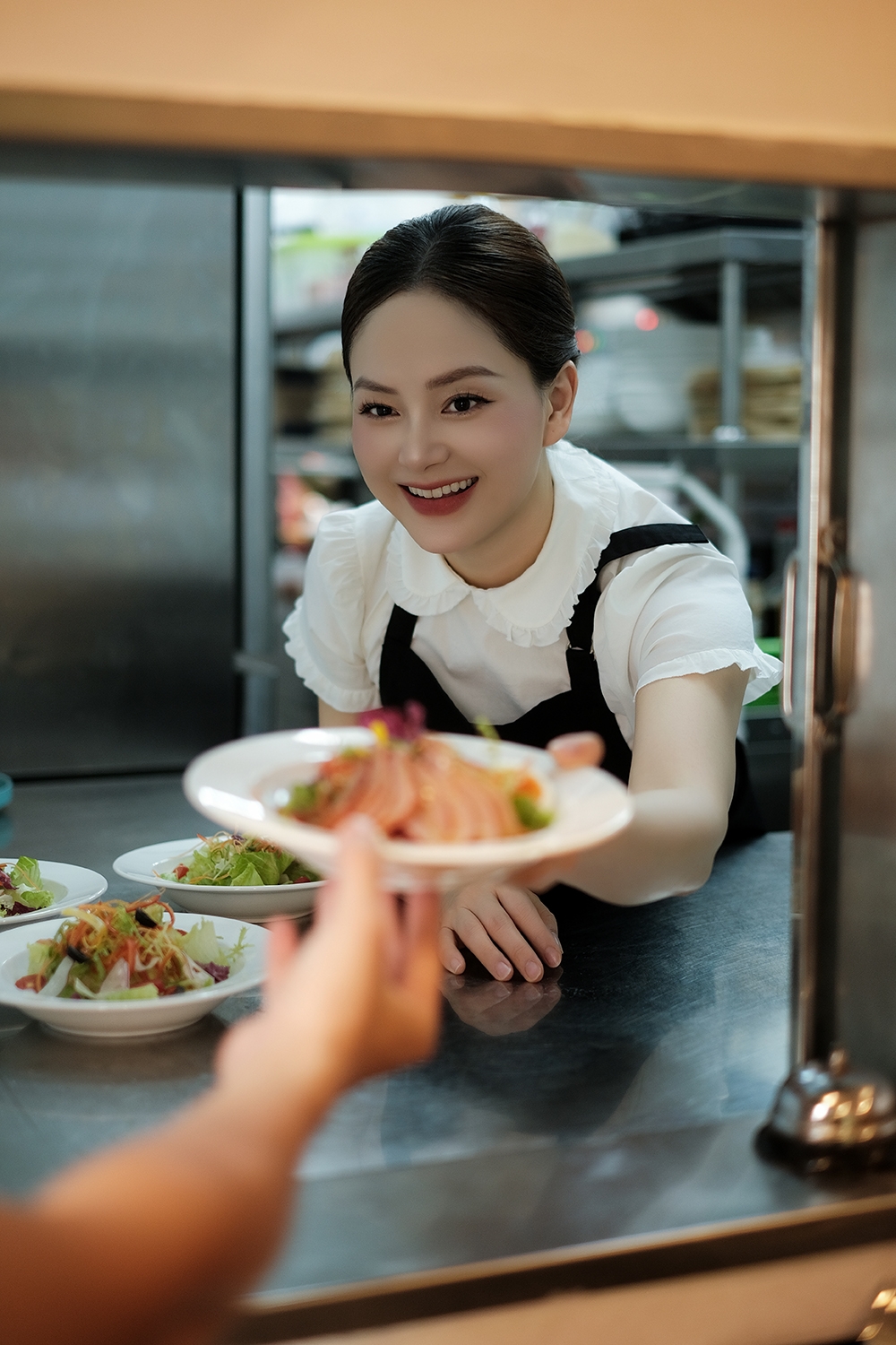 Chưa vào dự án phim mới nên công việc của Lan Phương khá linh động về thời gian, có thể làm từ xa hoặc chạy show ngắn ngày. Được gần chồng con cũng giúp tinh thần của cô trở nên phấn chấn hơn. Trong khi đó, ông xã cô yên tâm công tác, không phải tìm thời gian để về Hà Nội hàng tuần hay đau đầu vì ở xa, không thể giúp đỡ được vợ trong việc chăm con. Không khí trong lành, cảnh sắc thiên nhiên tuyệt đẹp cùng giao thông thuận lợi ở Đà Nẵng cũng khiến Lan Phương cảm thấy đây là một trong những thành phố đáng sống nhất Việt Nam.