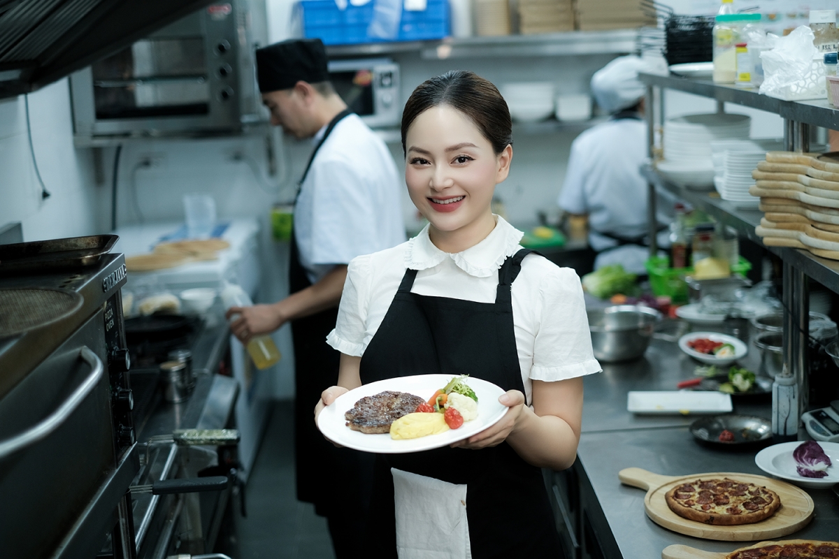 Vào Đà Nẵng đoàn tụ với gia đình nhưng Lan Phương vẫn duy trì việc kinh doanh ở Hà Nội, đồng thời chạy đi chạy lại giữa các thành phố nếu có show event hay quay quảng cáo. Lan Phương tự nhận mình là người yêu công việc, sẽ bị căng thẳng nếu từ bỏ hết và cuộc sống chỉ quanh quẩn bên con. Vì vậy, cô luôn cố gắng cân bằng cuộc sống, phân chia thời gian để vừa có sự nghiệp riêng vừa có thời gian chăm con, vun đắp tình yêu với chồng và chăm sóc bản thân.