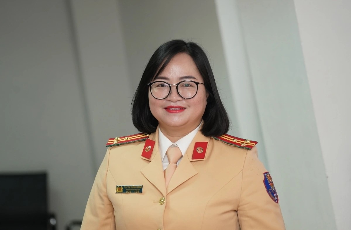 Thượng tá Tạ Thị Hồng Minh