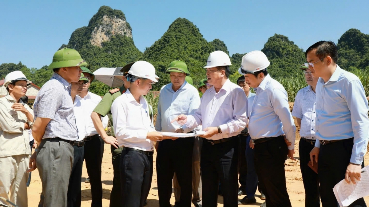 Tại buổi thị sát, Bí thư Tỉnh ủy Cao Bằng đã đưa ra nhiều chỉ đạo sát sao để doanh nghiệp dự án và nhà thầu đẩy nhanh tiến độ thi công.