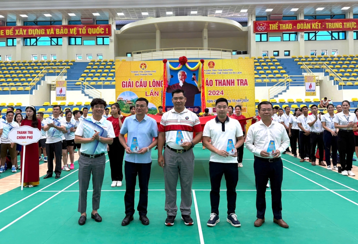 Trưởng Ban Tổ chức Giải Cầu lông toàn quốc lần thứ XIX, Tổng Biên tập Báo Thanh tra Nguyễn Tuấn Anh trao kỷ niệm chương cho đại diện các nhà tài trợ. Ảnh: Ngọc Giàu