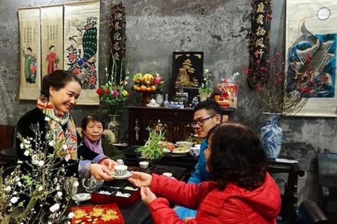 Tác phẩm "Tiếp khách sáng mùng Một Tết" của tác giả Lê Ngọc Bích giành giải Nhất cuộc thi ảnh Người Hà Nội ứng xử thanh lịch, văn minh 2018