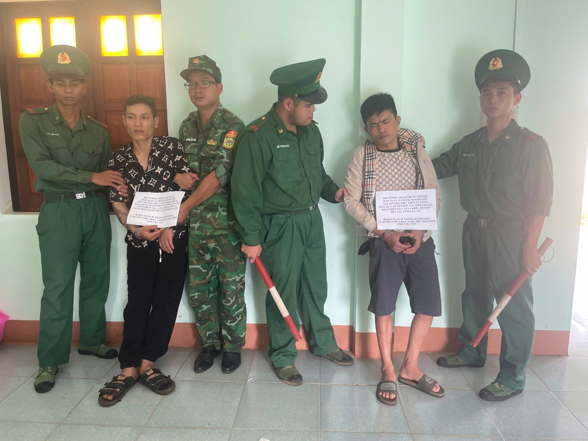 Hai đối tượng bị lực lượng chức năng bắt giữ vì có hành vi sử dụng, tàng trữ và mua bán ma túy