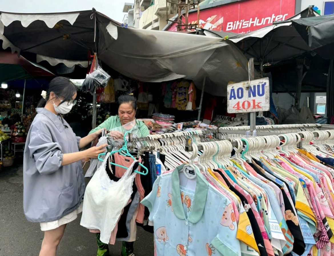 Hàng Trung Quốc giá rẻ ở Chợ Bà Chiểu, quận Bình Thạnh.