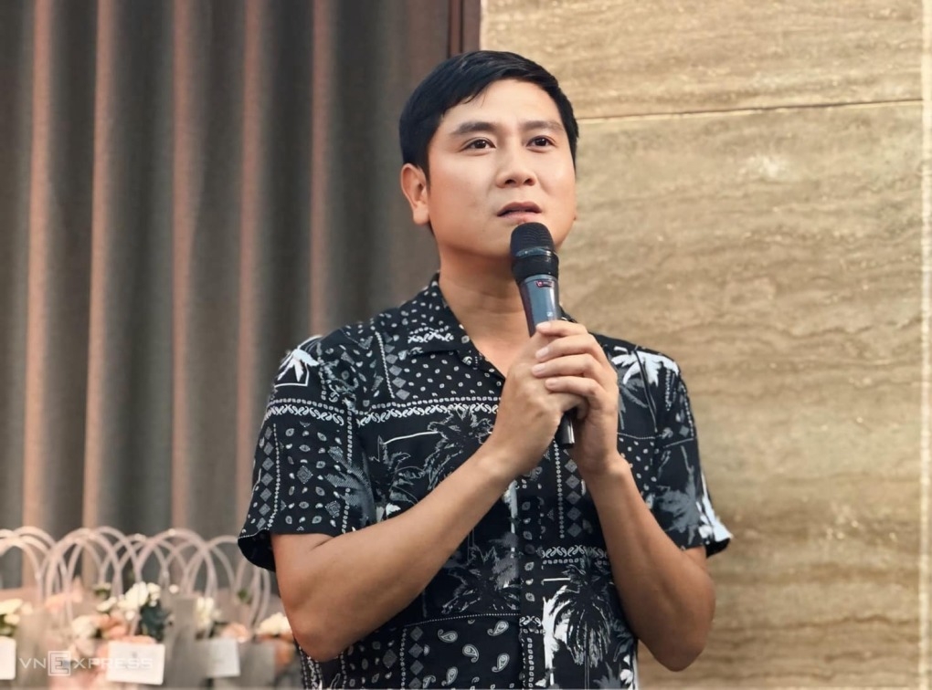 Nhạc sĩ Hồ Hoài Anh đạo diễn show "Hồi sinh" sau hai năm không xuất hiện trước công chúng, rủ Lưu Hương Giang cùng đi làm thiện nguyện.